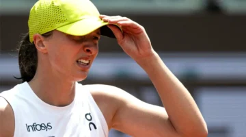 لحظة مرعبة في ملبورن.. شفيونتيك توقف بوزكوفا وتنجو من إصابة خطيرة بمباراة التنس